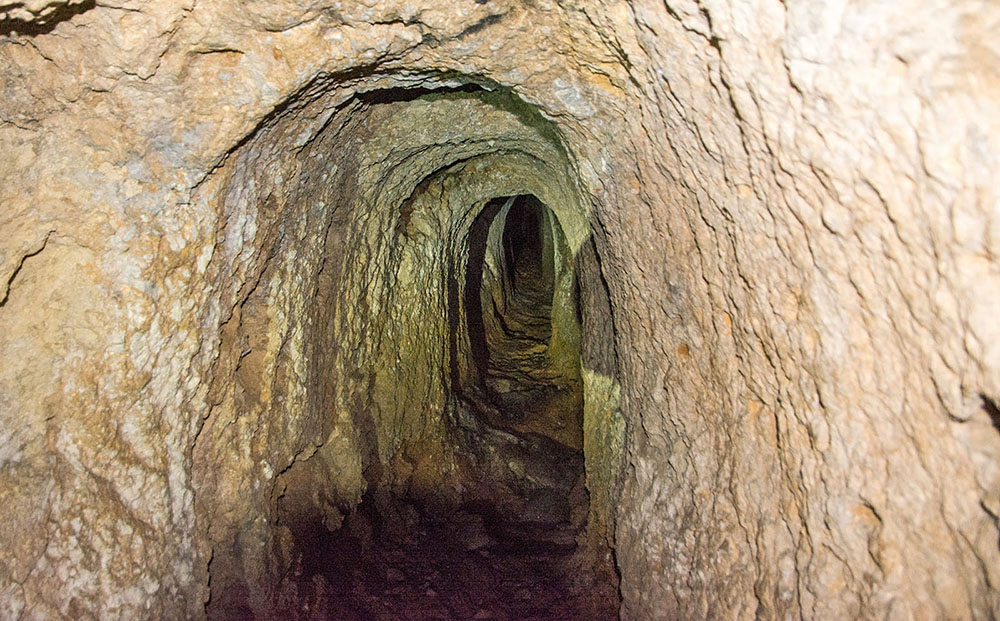 L'interno del "Pertus" (Silvano Gallino).